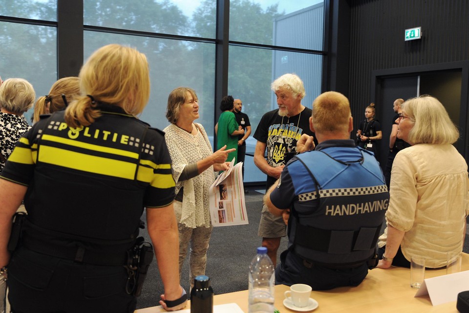 Veel vertegenwoordigers van instanties om weinig bezoekers van informatie te voorzien tijdens de infoavond bij de noodopvang voor asielzoekers in Venray.  