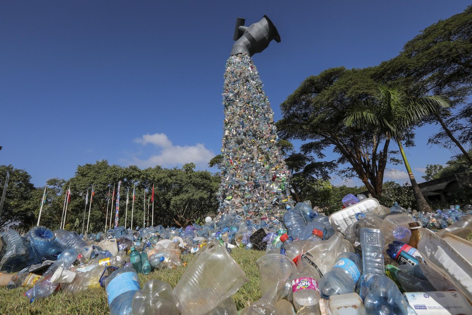 Bij de VN-conferentie in Nairobi is een groot kunstwerk te zien dat is gemaakt van plastic afval uit de sloppenwijken van Nairobi.  