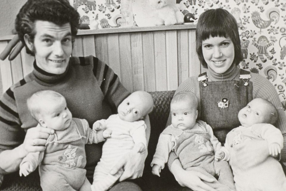 Vader en moeder Bob en Tiny Snoek met hun vier kinderen. 