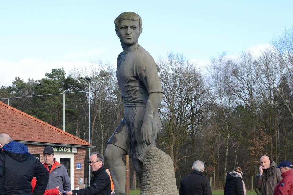 Het standbeeld op het park van VV Heijen.