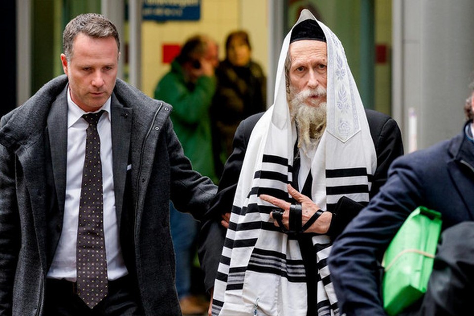 De van ontucht verdachte Israelische rabbijn Eliezer Berland (midden) in november 2014 bij de rechtbank. in Haarlem. Hij werd gearresteerd omdat hij in Israël wordt gezocht wegens ontucht en aanranding van vrouwelijke volgelingen.