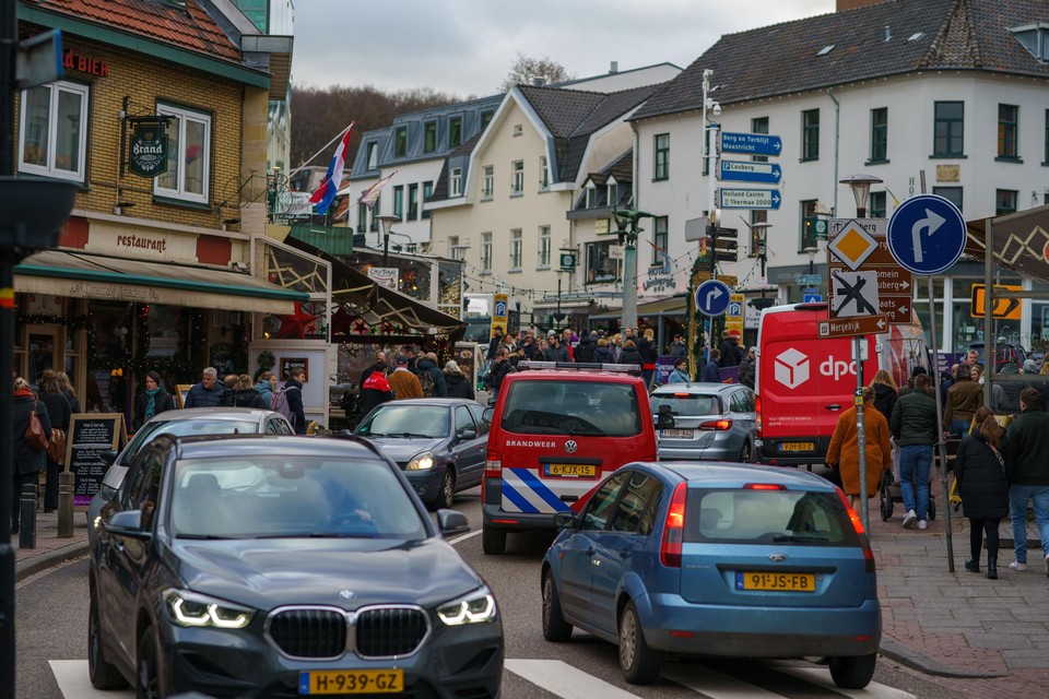De straten rond Valkenburg raken deze week regelmatig verstopt met verkeer richting kerstmarkten.