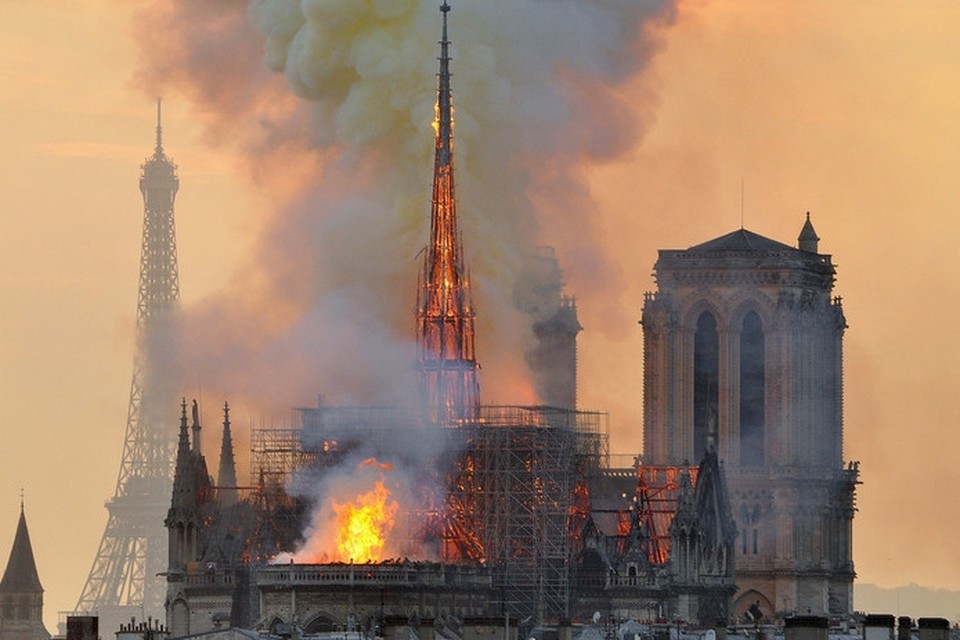 Het dak van de Notre-Dame ging in vlammen op. 