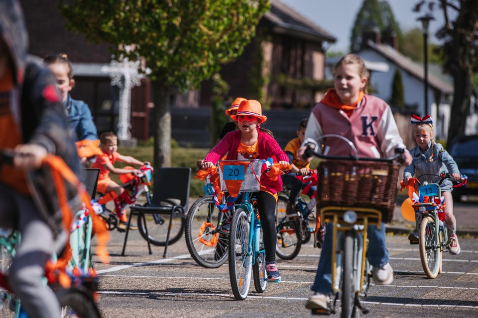 De Neerbeekse kinderen tonen hun versierde fietsen. 
