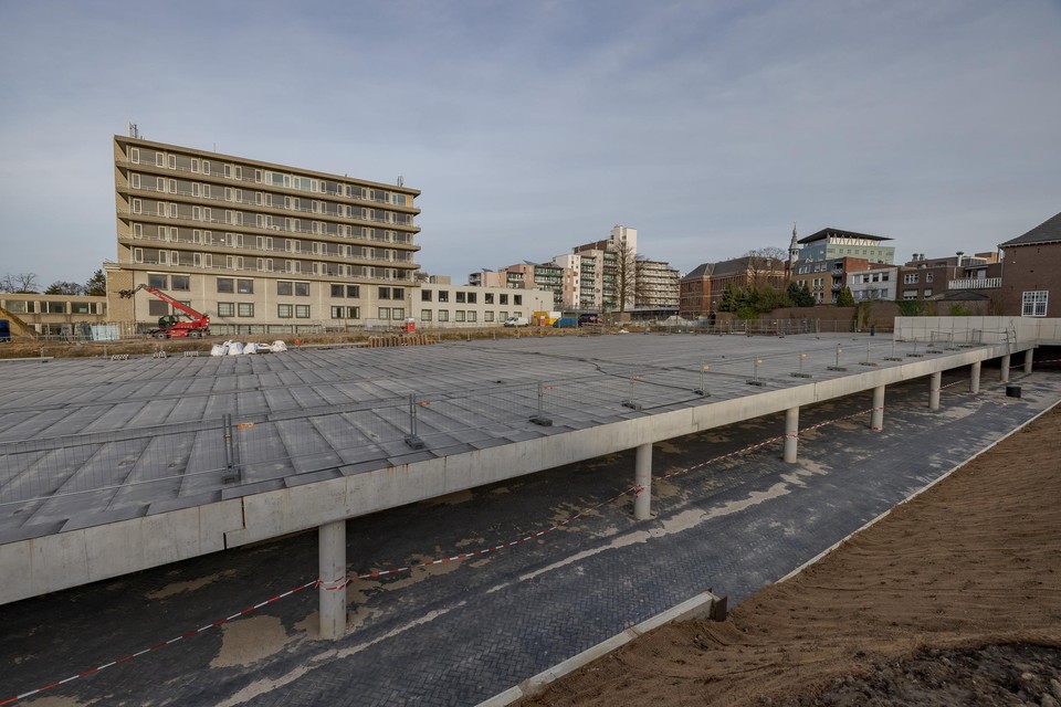 Bovenop de parkeergarage komt binnenkort een park als verbinding tussen Vie en het stadscentrum. 