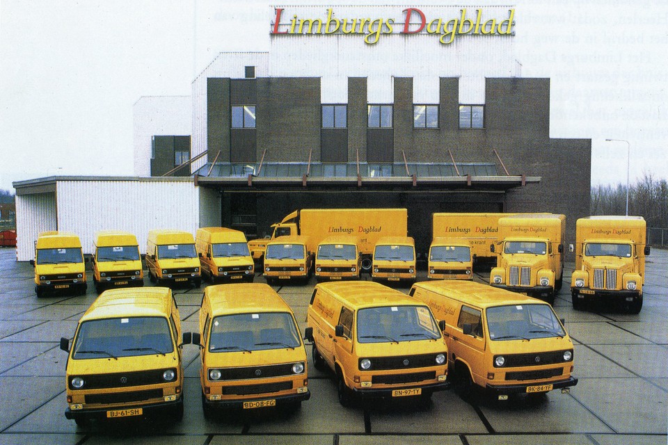 De drukkerij en het wagenpark van het Limburgs Dagblad in 1985. Dit jaar werd het gebouw gesloopt.