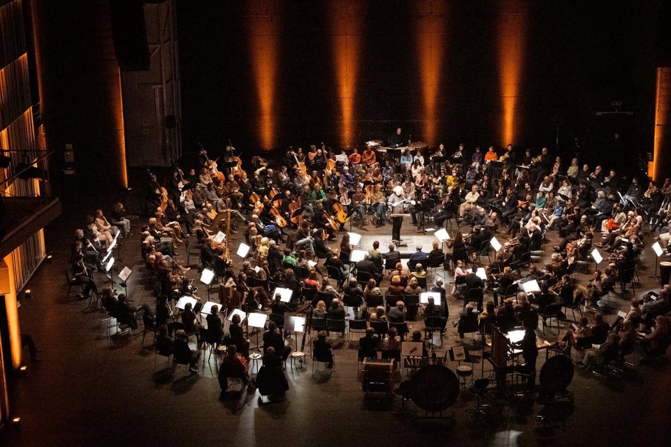 Net als hier bij de Brussels Philharmonic kan het publiek komend seizoen bij de Philsurround-concerten van de philharmonie zuidnederland tussen de muzikanten plaatsnemen.