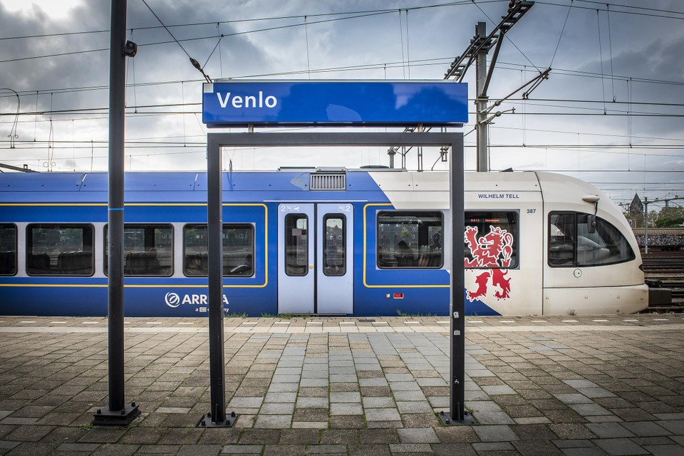 Een Arriva-trein op de Maaslijn in Venlo. 