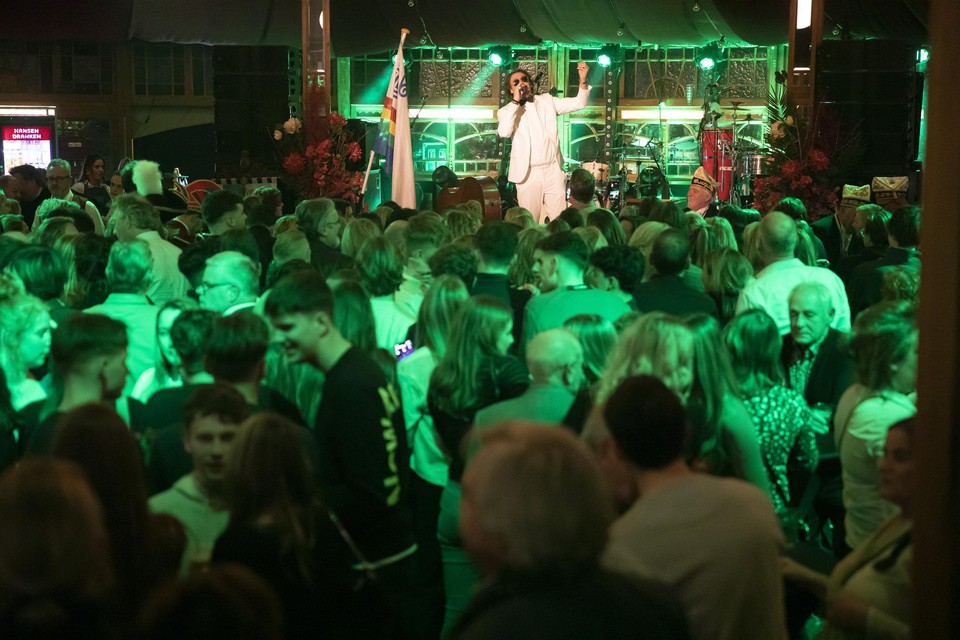 Zanger John Tana  zorgt voor sfeer in het zaterdagavond drukbezochte prinsenbal van D’n Uul in de kiosktent in het Akrospark in Roermond