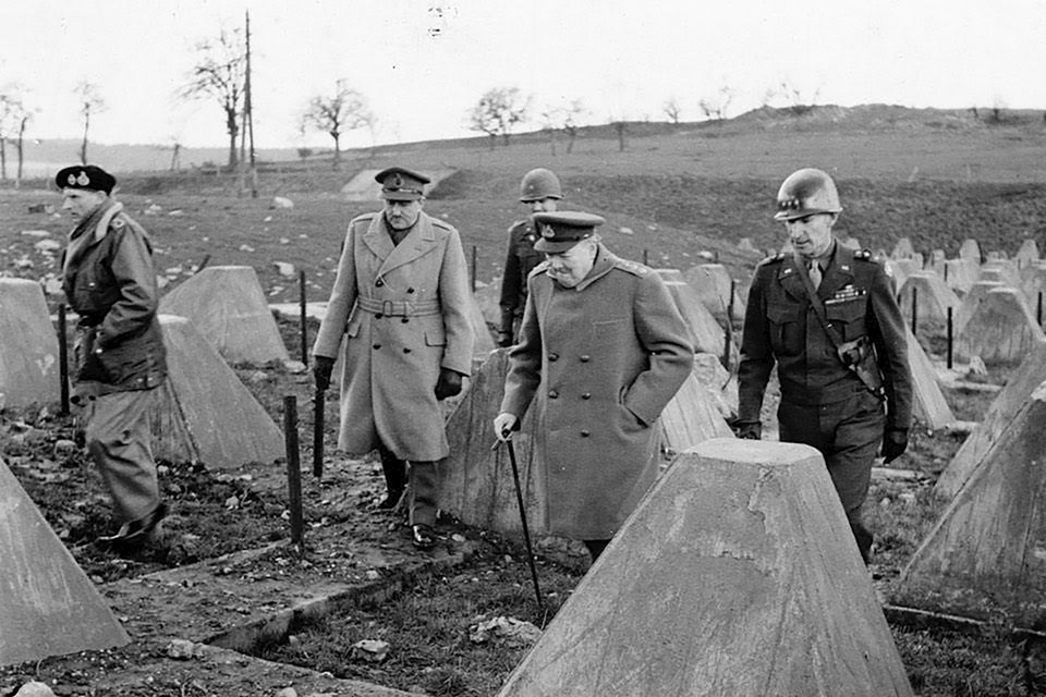 Winston Churchill (met stok), veldmaarschalk Bernard Montgomery en generaal William Simpson (rechts met helm) bezoeken na de val van Aken de Siegfridlinie aan de Vaalserstrasse. 