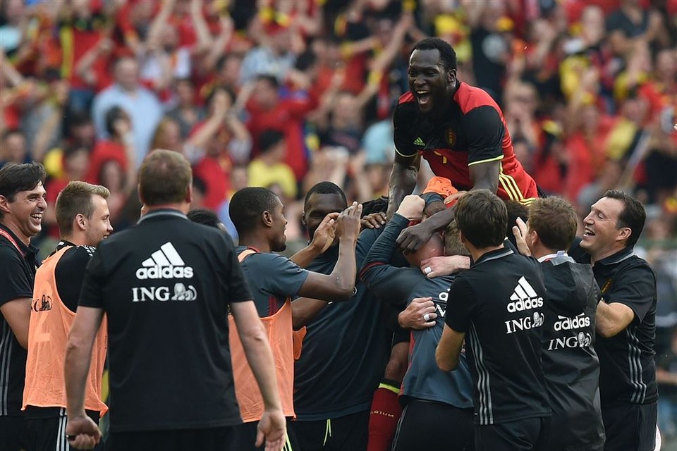 De Belgen vieren feest na de 3-2 tegen Noordwegen.