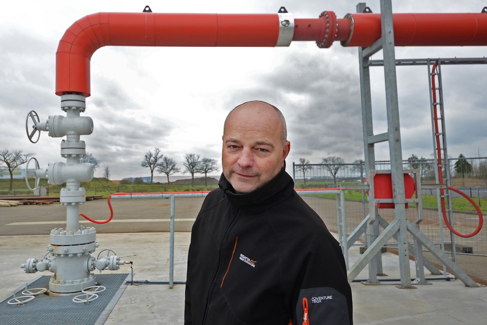 Pieter Wijnen bij de aardwarmte-installatie, die al drie jaar stilligt. 