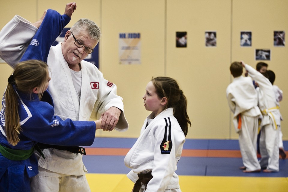 Nol Hofman, hier op een foto uit 2013, moet noodgedwongen stoppen met zijn judoclub in Roermond. 
