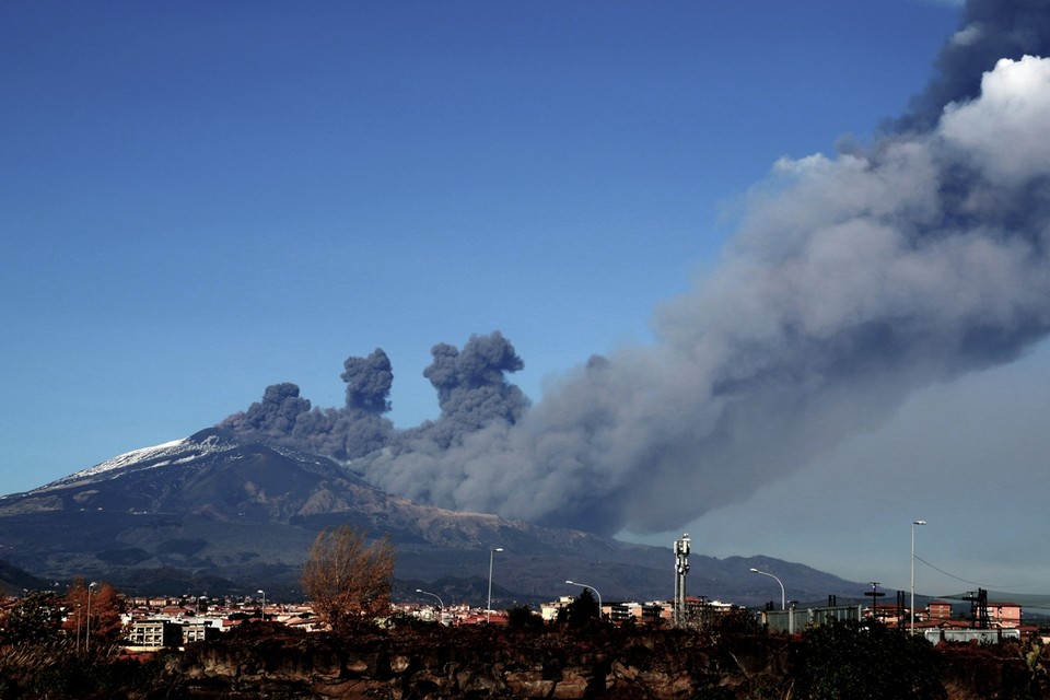De Etna barstte maandag plotseling uit. 