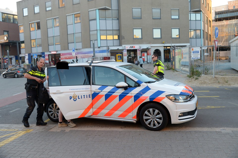 De politie houdt een verdachte aan na een eerdere steekpartij, juni vorig jaar, bij het station in Heerlen. 
