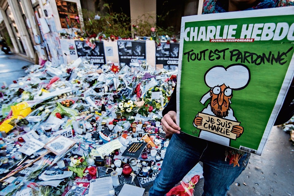 Herdenking van de slachtoffers na de aanslag op het blad ‘Charlie Hebdo’ in Parijs in januari 2015 (boven) en twee gedupeerden direct na de aanslag op de luchthaven van Zaventem in maart 2016.
