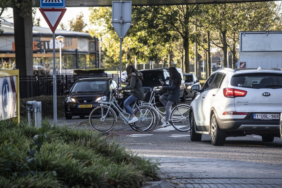 De dagelijkse verkeersdrukte rond de schoolcomplexen in de Sittardse wijk Limbrichterveld baart zorgen. Vooral de veiligheid van de duizenden fietsende scholieren is in het geding. 
