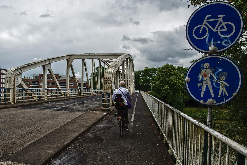 Archieffoto van de brug over het Julianakanaal in Urmond.. 
