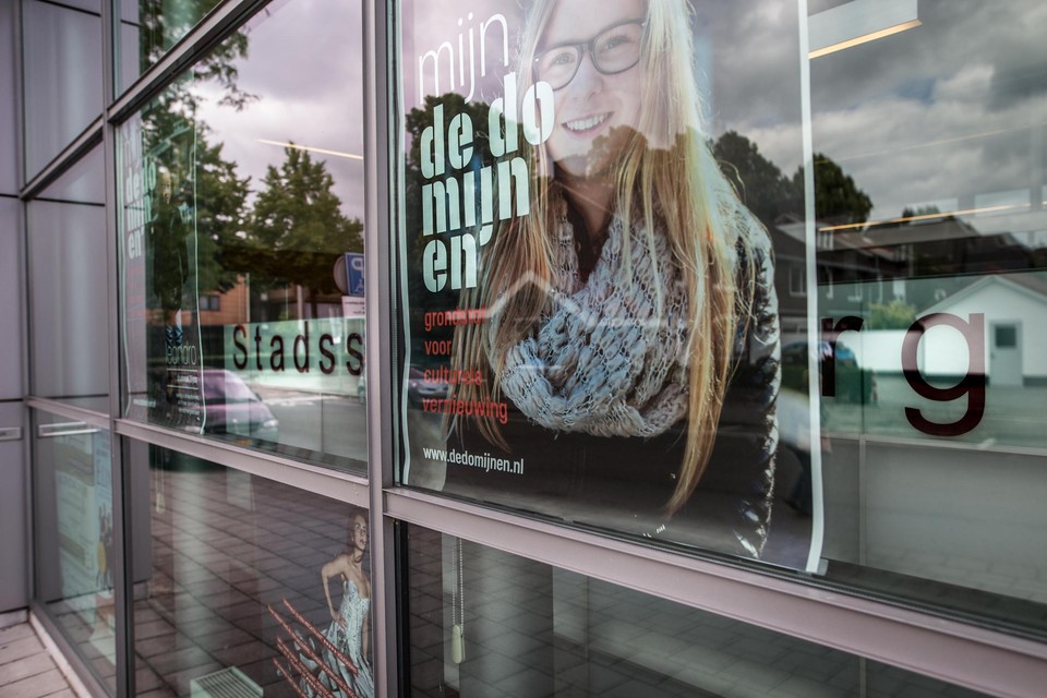 De zeven jaar geleden doorgevoerde mammoetfusie van cultuurinstellingen in Sittard-Geleen leidde ook tot de nodige naamswijzigingen. Zo transformeerde de stadsschouwburg eerst tot De Domijnen 02 en later tot Toon Hermans Theater.