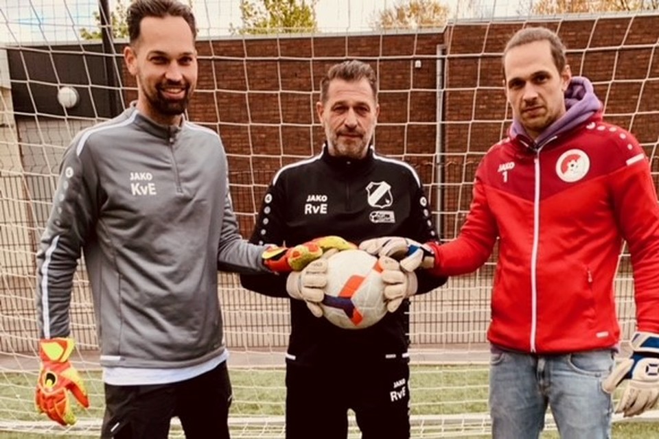Keepersgeslacht Van Eik. Vader Roger (59) bracht zijn zonen Kay (links, 33) en Collin (rechts, 29) als trainer en positief-kritische vader tot aan de poort van het betaalde voetbal. 