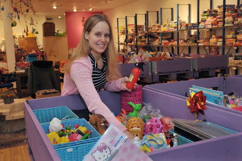 Debbie Verbeek-Aarts in haar speelgoedwinkel in de Kerkstraat in Tegelen. 