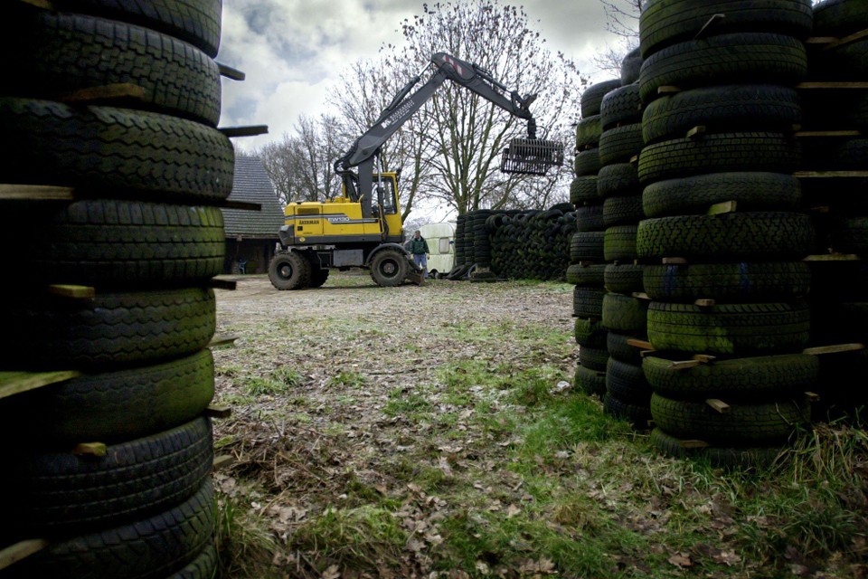 De bandenopslag bij de boerderij van Floor Hermans in Meerlo is al tientallen jaren onderwerp van discussie.