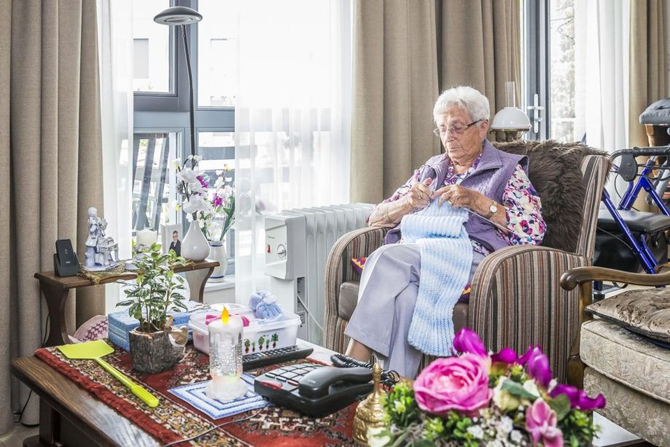 De 98-jarige mevrouw Brouwers woont in een appartement in Hof te Berkel.