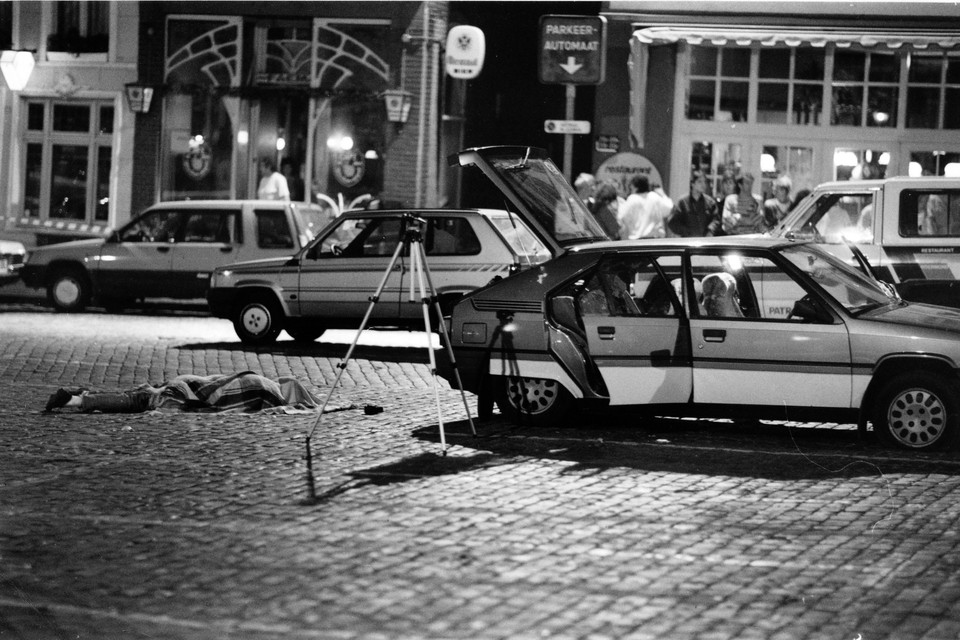 Bij een aanslag van de IRA op de Markt in Roermond werden Australische toeristen aangezien voor Britse soldaten. Twee van de vier overleefden de aanslag niet. 