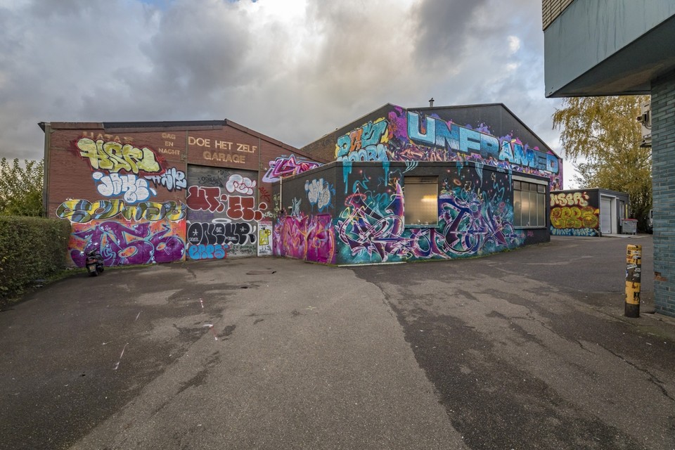 Bewoners van de Voskuilenweg vragen om verwijdering van deze met toestemming van de eigenaar aangebrachte ‘graffititags’. 
