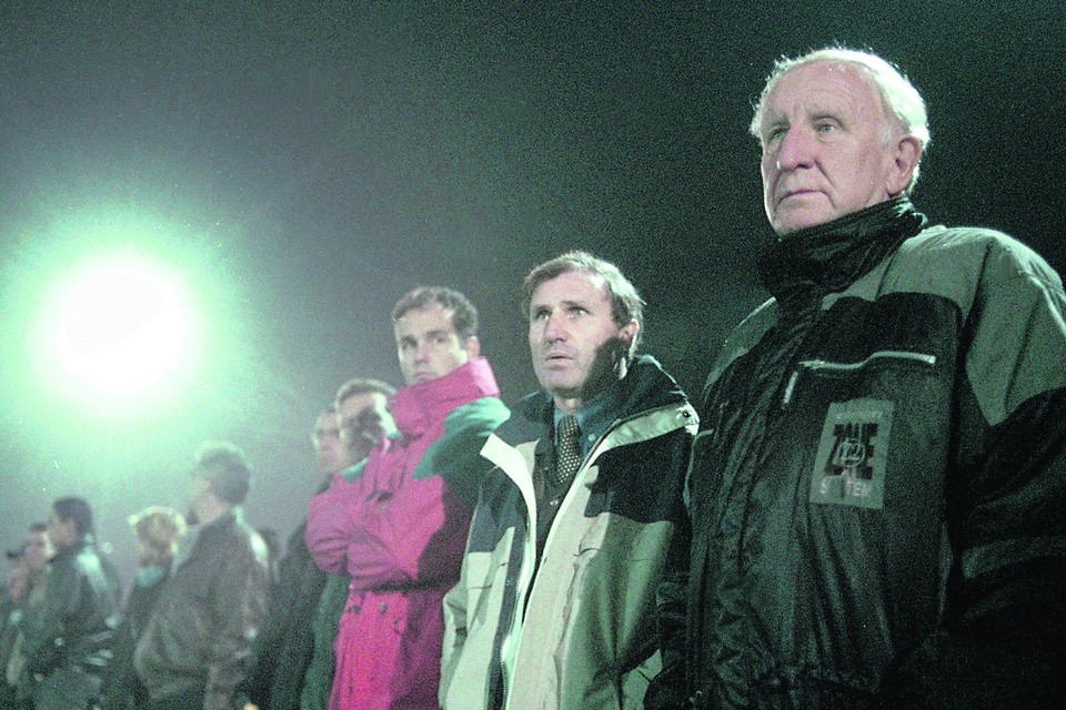 Wim Vrösch (tweede van rechts), in de jaren 90 samen met Roda JC-geldschieter langs de lijn op zoek naar talent.  