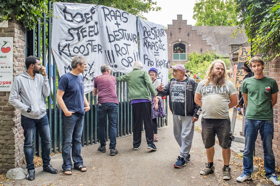 Bewoners en vrijwilligers van Emmaus Feniks voeren actie tegen de verkoop van klooster Ulingsheide. Tweede van rechts is woordvoerder Lars van Haasteren. 