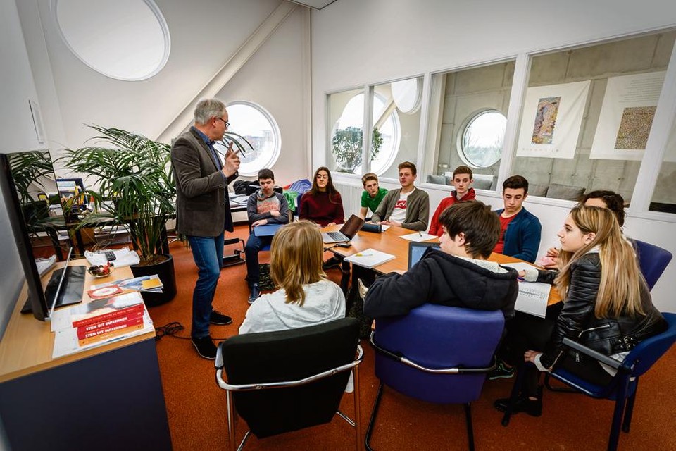 Jan Fasen geeft maatschappijleer in zijn eigen werkkamer.
