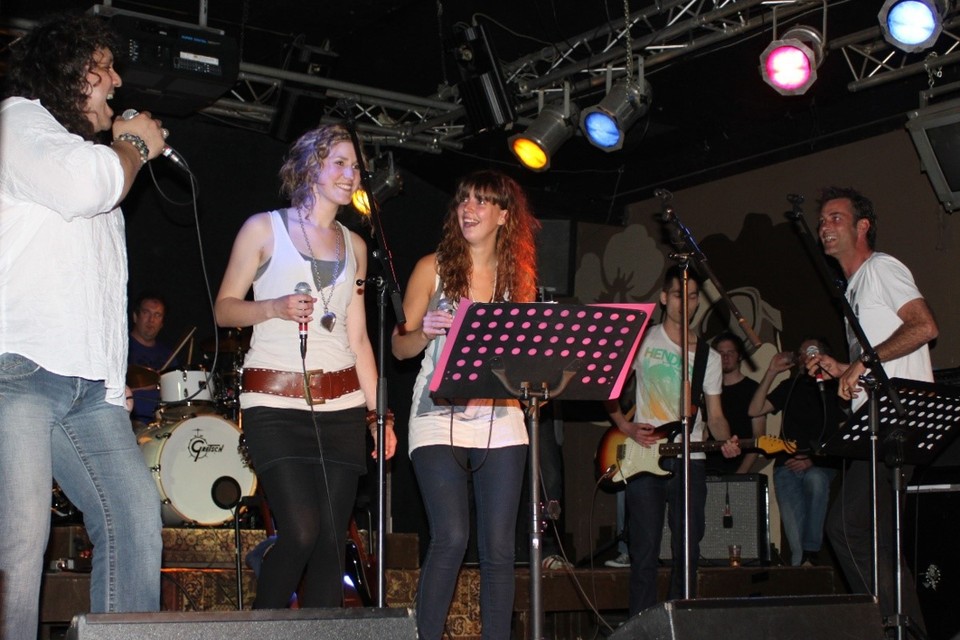 Lokale muzikanten zorgen voor een feest van herkenning. 