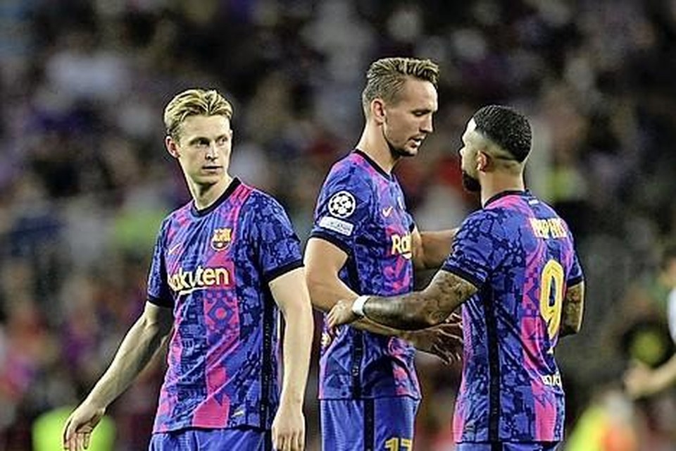 Het Nederlandse trio van FC Barcelona: Frenkie de Jong, debutant Luuk de Jong en Memphis Depay (vanaf links). 
