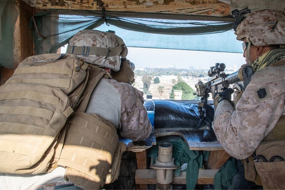 Amerikaanse mariniers op het terrein waar ook de Amerikaanse ambassade in Bagdad staat. 