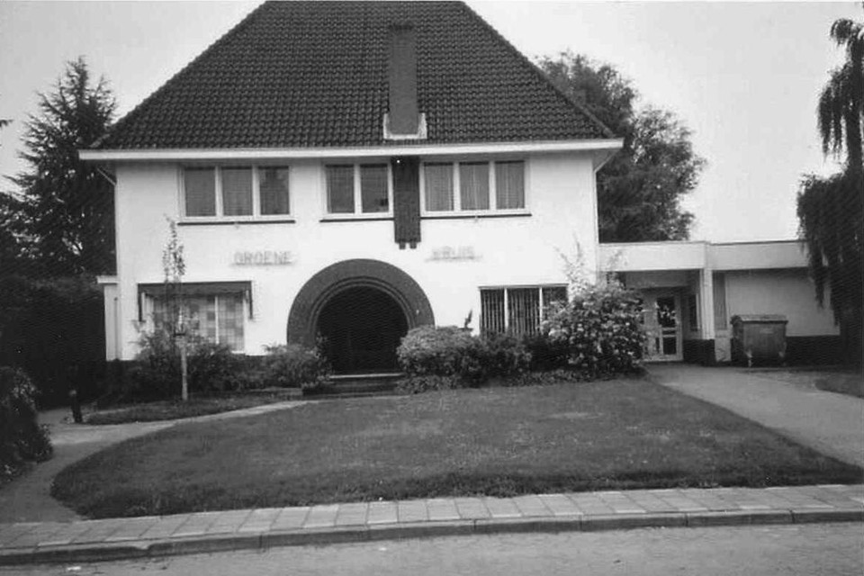 Het voormalige gebouw van het Groene Kruis in 1990. Links de praktijk van tandarts Alex Abeling, rechts het consultatiebureau voor jonge kinderen. Boven woonde wijkzuster Dolmans.