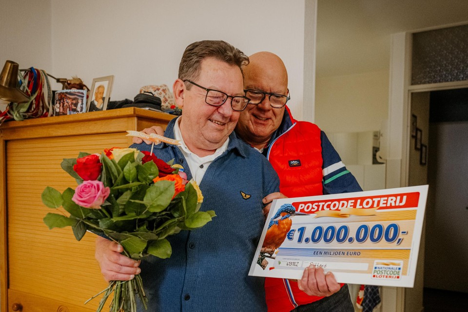Gaston Starreveld van de Postcode Loterij verrast de Sittardse hoofdprijswinnaar met een cheque van een miljoen euro. 