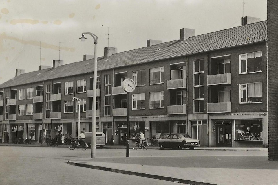 De eerste klok die in de jaren 50 en 60 op het plein stond.
