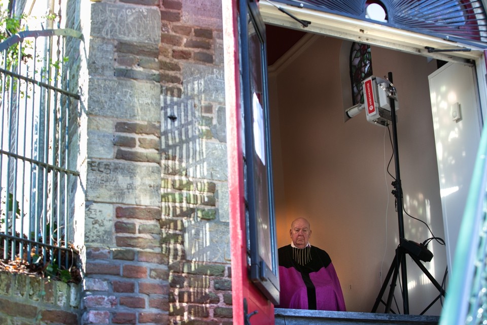 De vanwege de coronacrisis besloten eredienst die deken Wilbert van Rens afgelopen zondag opdroeg in de Sittardse Sint Rosa-kapel, trok duizenden kijkers. 