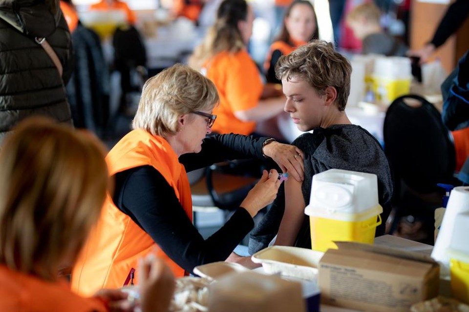 In Urmond is voor Zuid-Limburg de aftrap gegeven van de grootschalige meningokokken vaccinatiecampagne voor tieners.