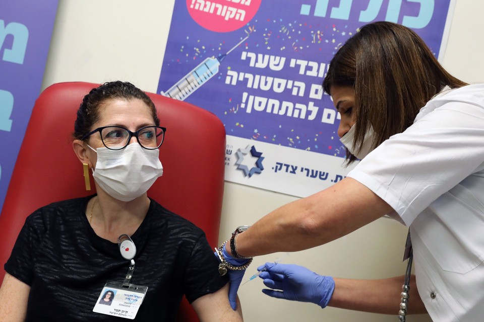 In onder meer Israël is men inmiddels begonnen met het vaccineren van zorgpersoneel. 