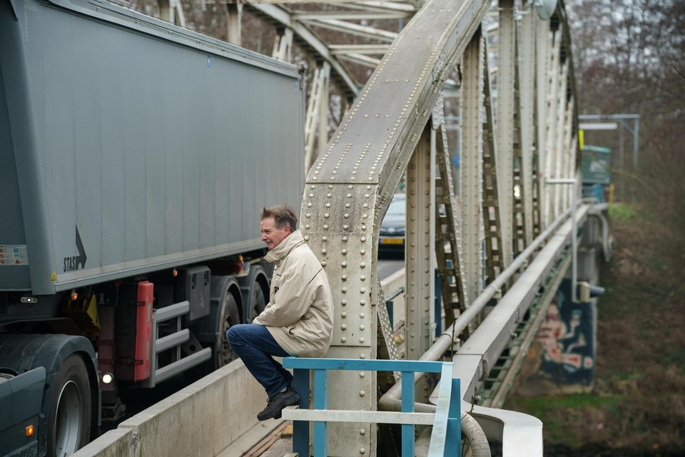 Wim Beijer van de Dorpsraad Itteren op de monumentale brug die maar niet vervangen wordt, met rechts een gasleiding.