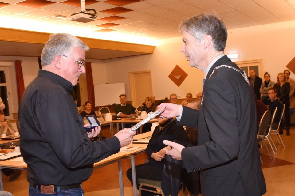 Jan Nelissen neemt de Bronzen Waarderingspenning in ontvangst uit handen van burgemeester Gilissen. 