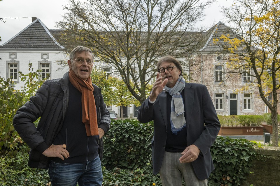 Hub Franssen (links) en Marcel Ploemen voor het voormalige Panhuis in Mechelen. 