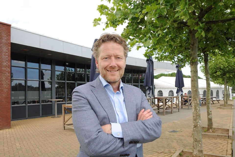 Voorzitter Jeroen Bakkers voor het huidige clubhuis, met partytent.