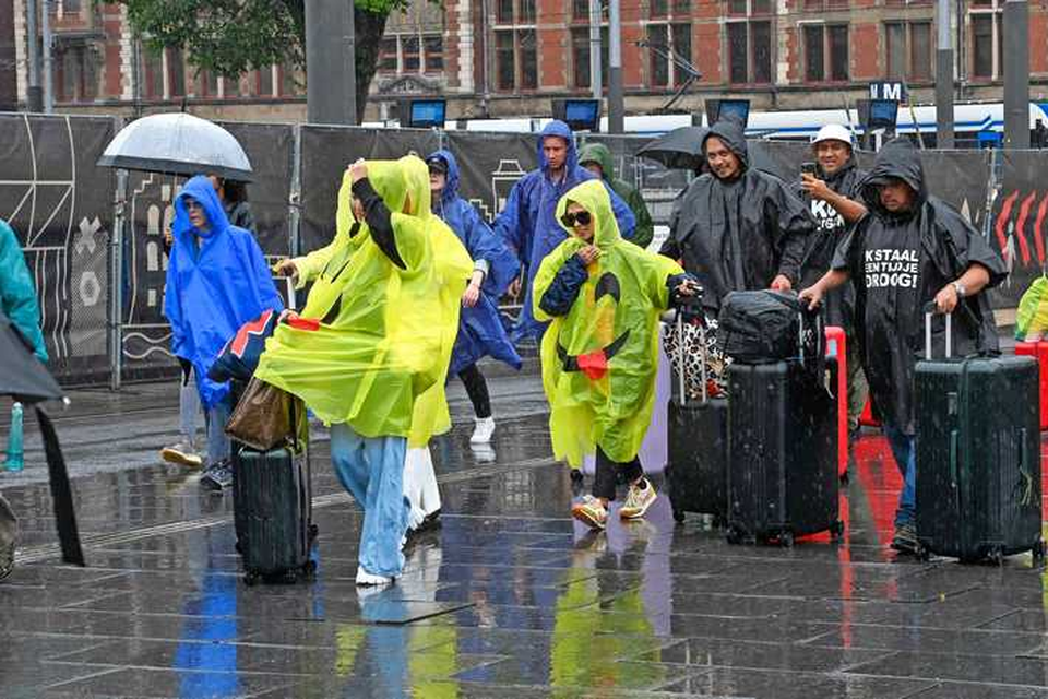 In Amsterdam liepen toeristen woensdag voor het eerst in weken weer eens door de stromende regen. 