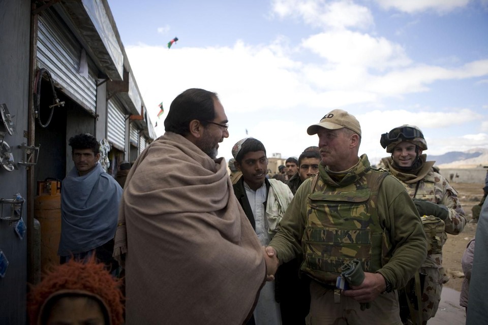 Oorlogsveteraan Ron Peters schudt de hand van gouverneur Asadullah Hamdam in Afghanistan.