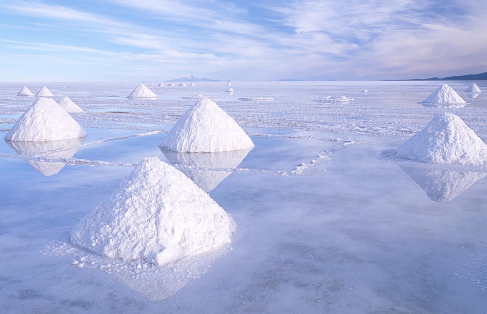 Winning van lithium op een zoutvlakte in Bolivia. 