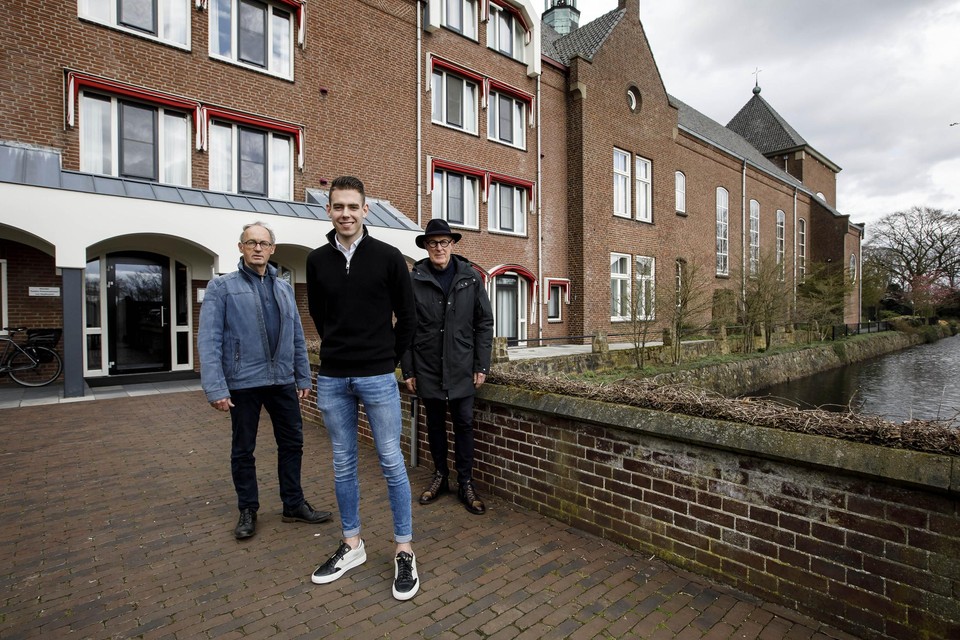 Pieter Knippenberg, Dani Raemakers en Jos Hermans (vlnr) bij de ingang van De Kreppel, waar ook Heinrich Himmler zich liet fotograferen.