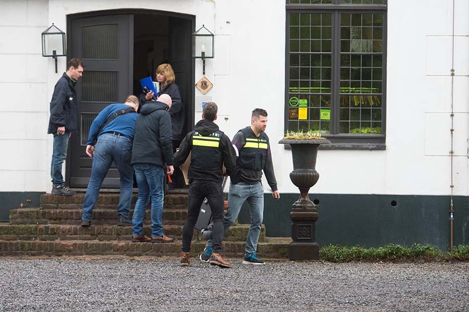 De politie doet onderzoek bij kasteel in Roosteren.
